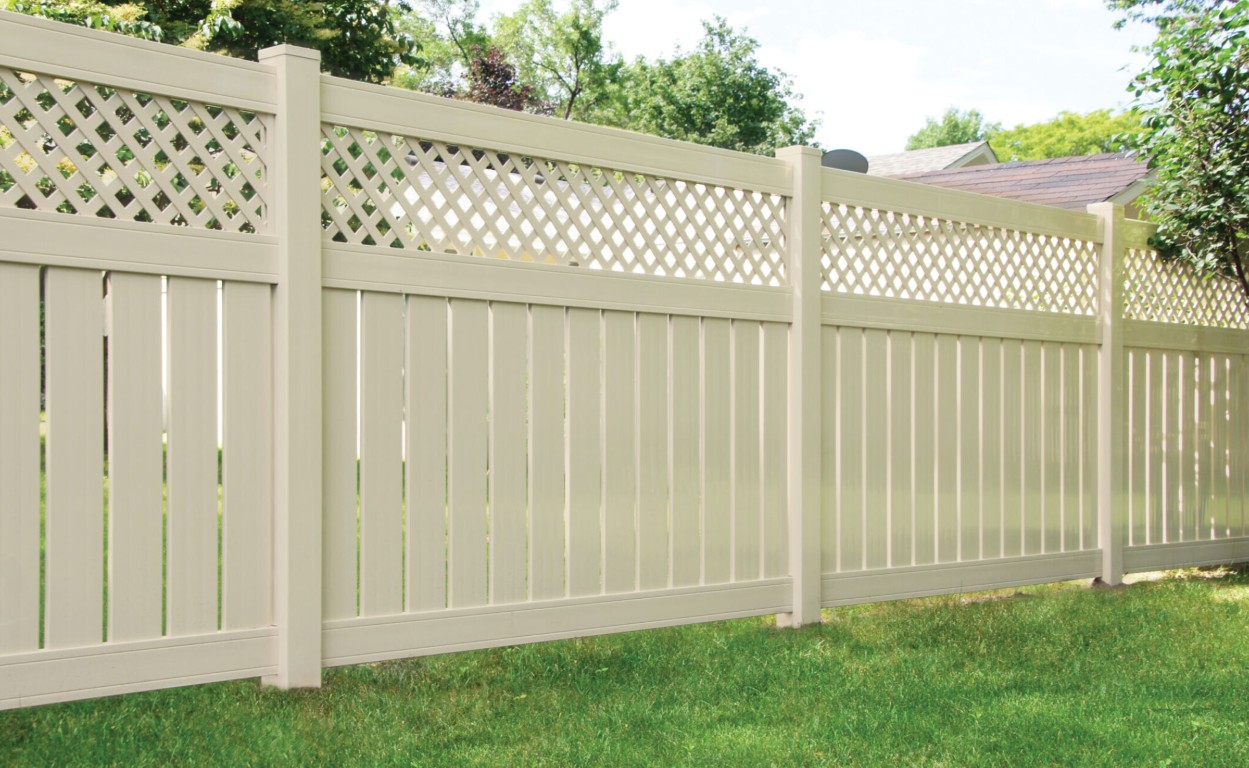 Decorative vinyl fence with lattice top in backyard